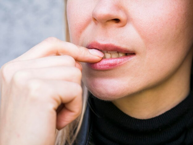 Vorderansicht des Nagel beißenden schlechten Gewohnheitskonzepts