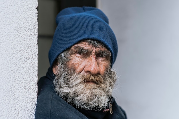 Vorderansicht des obdachlosen bärtigen Mannes