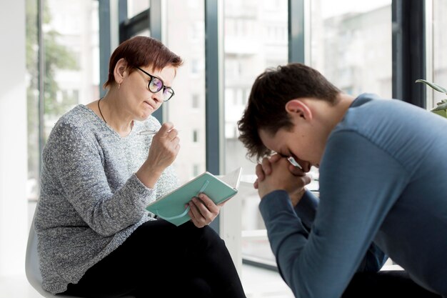 Vorderansicht des Patienten und des Psychologen