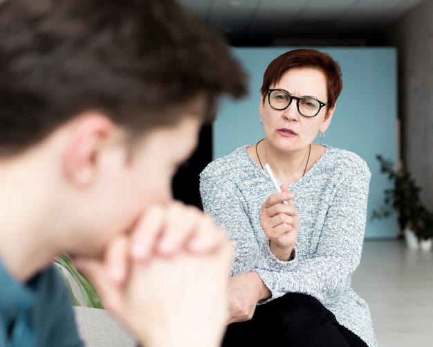 Vorderansicht des Psychologen, der dem Patienten Ratschläge gibt