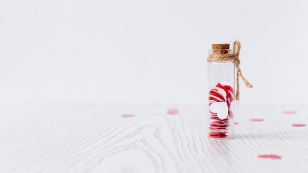 Vorderansicht des Rohrs mit Herzen für Valentinstag