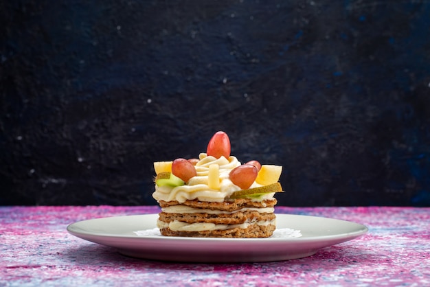 Vorderansicht des Sahnekuchens mit frischen Früchten innerhalb Platte auf dem dunklen Schreibtisch