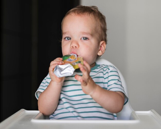 Vorderansicht des schönen Babykonzepts