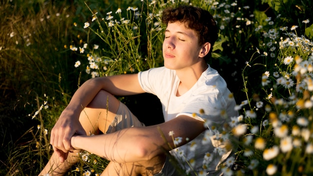 Vorderansicht des schönen Jungen in der Natur