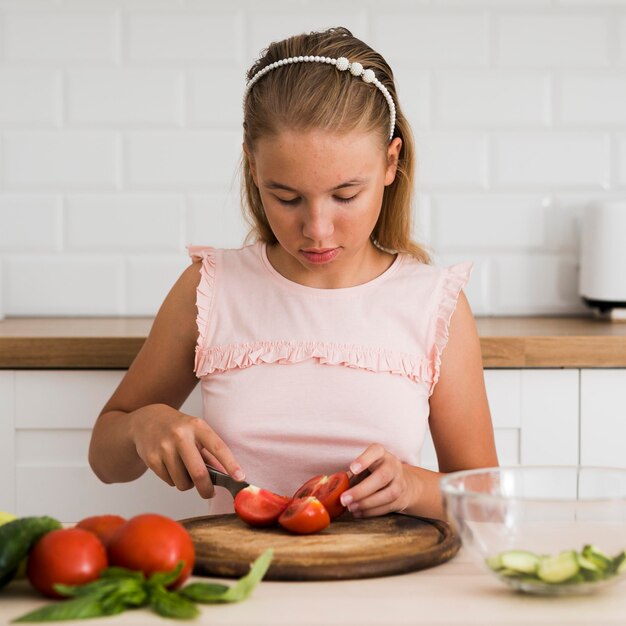 Vorderansicht des schönen Mädchens, das kocht