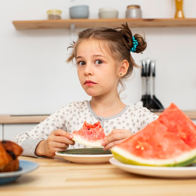 Vorderansicht des schönen Mädchens, das Wassermelone isst