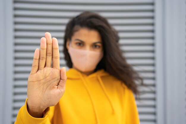 Vorderansicht des schönen Mädchens mit Gesichtsmaske