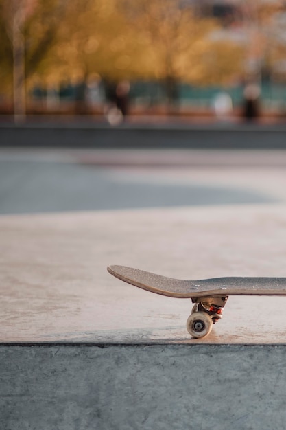 Vorderansicht des Skateboards im Freien am Skatepark mit Kopierraum