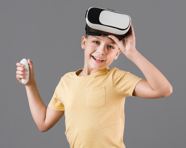 Vorderansicht des Smiley-Jungen, der Virtual-Reality-Headset trägt