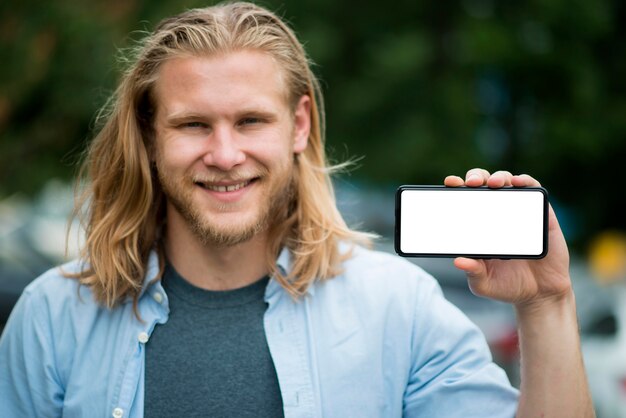 Vorderansicht des Smiley-Mannes, der Telefon hält