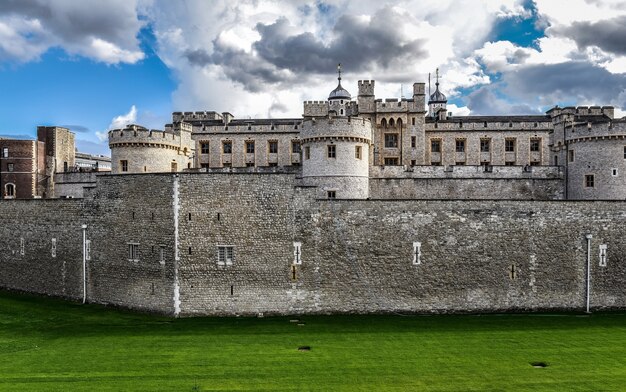 Vorderansicht des Tower of London an einem bewölkten Tag