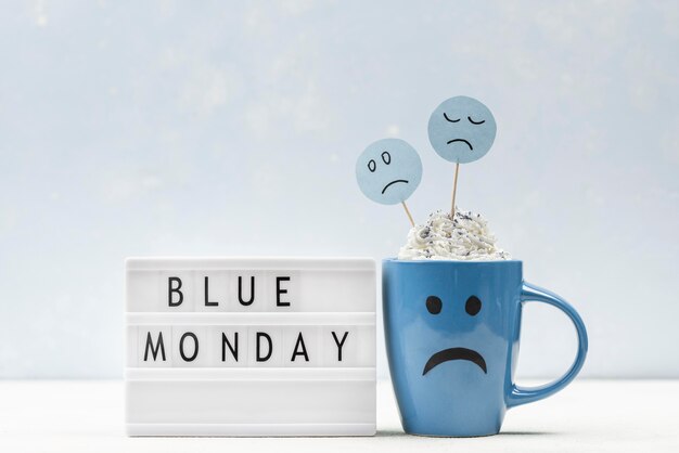 Vorderansicht des traurigen Bechers mit Lichtkasten für blauen Montag