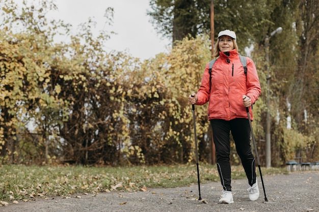 Vorderansicht des Trekkings der älteren Frau im Freien