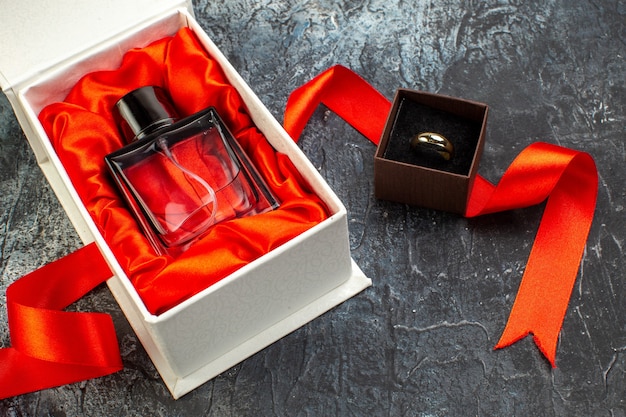 Vorderansicht des Verlobungsbandparfüms in einer Geschenkbox auf eisiger Dunkelheit