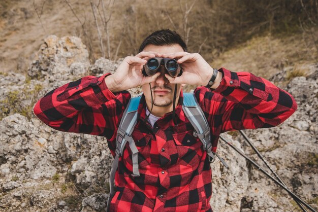 Vorderansicht des Wanderers mit Fernglas