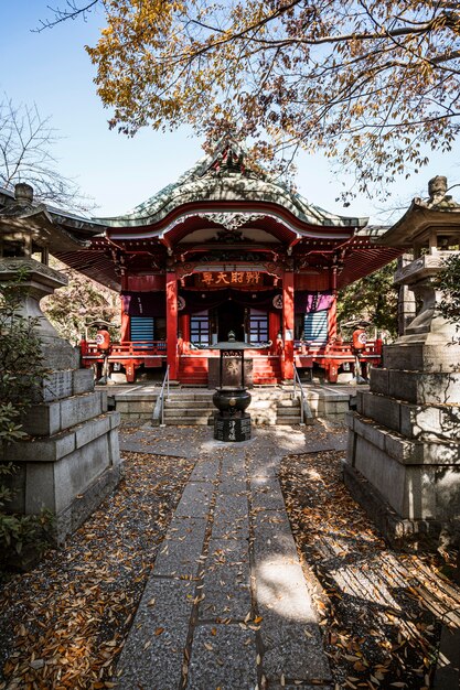 Vorderansicht des Weges zum japanischen Tempel