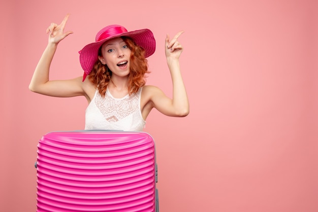 Kostenloses Foto vorderansicht des weiblichen touristen mit rosa tasche an der rosa wand