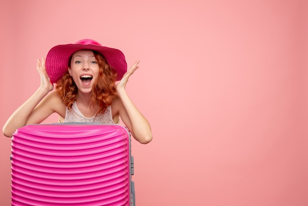 Kostenloses Foto vorderansicht des weiblichen touristen mit rosa tasche an der rosa wand