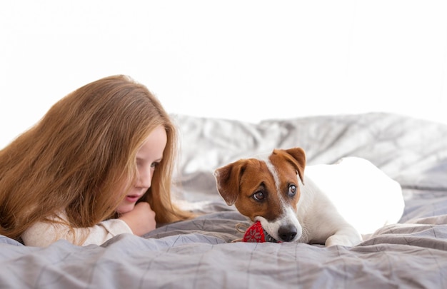 Vorderansicht des Weihnachtskonzepts des Mädchens und des niedlichen Hundes