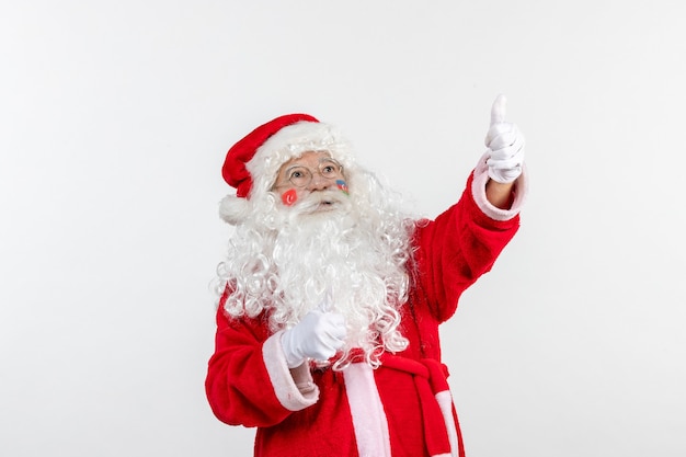 Vorderansicht des Weihnachtsmannes mit azerbaijani Flaggenfarbe auf seinem Gesicht auf weißer Wand