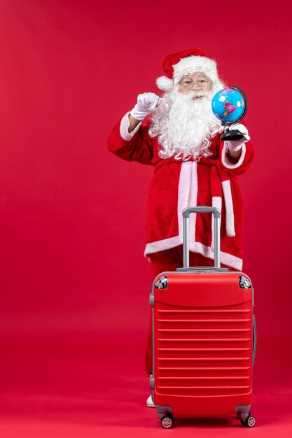 Vorderansicht des Weihnachtsmannes mit Tasche, die Reise für die rote Wand vorbereitet