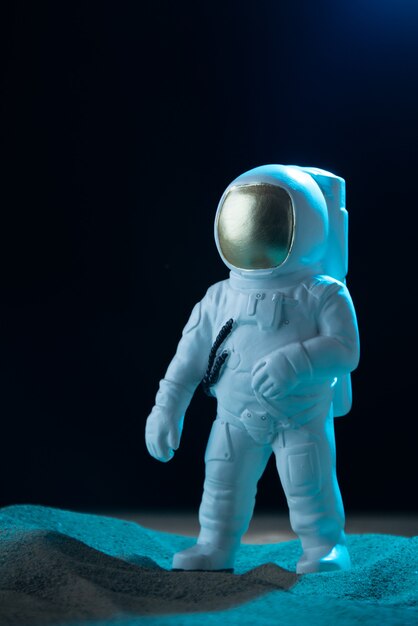 Vorderansicht des weißen Astronauten auf Mondschwarz