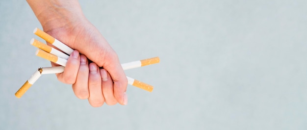 Vorderansicht des Zigarettengewohnheitskonzepts