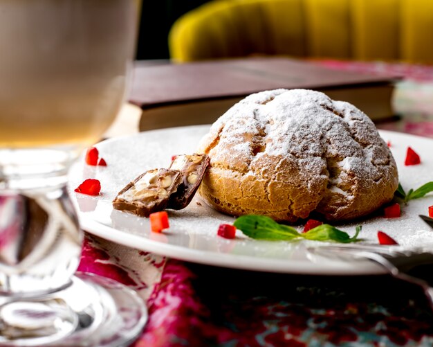 Vorderansicht Dessert Curabier Kekse mit Schokoladennüssen