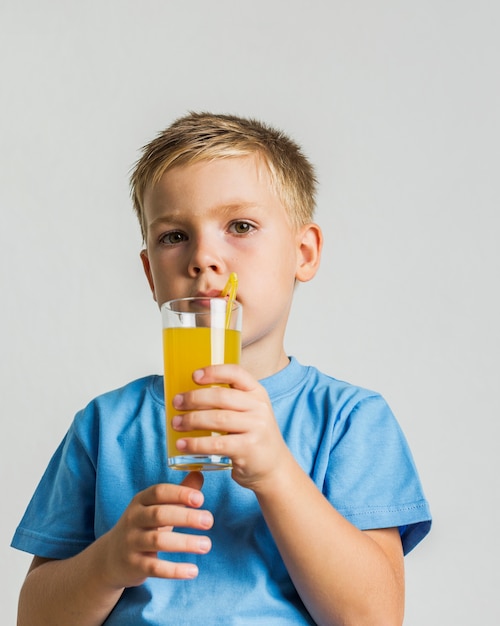 Vorderansicht, die ein Glas Saft hält