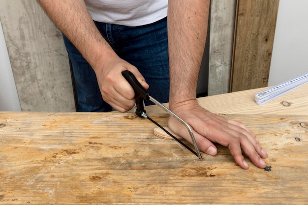 Kostenloses Foto vorderansicht, die ein stück holzbrett schneidet