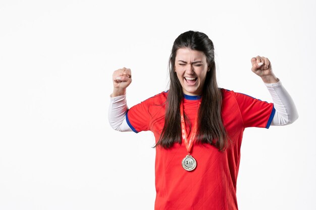 Vorderansicht, die Spielerin in Sportkleidung mit Medaille freut