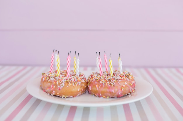 Kostenloses Foto vorderansicht donut mit kerzen