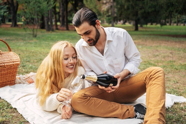 Kostenloses Foto vorderansicht ehemann und ehefrau beim gemeinsamen picknick