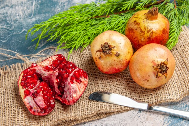 Vorderansicht ein geschnittenes Granatapfel-Granatapfel-Essensmesser auf blau-weißem Hintergrund