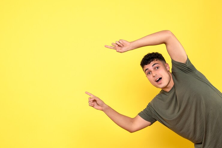 Kostenlose Foto vorderansicht ein mann der mann mit offenem mund zeigt zur seite