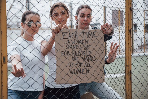 Vorderansicht. Eine Gruppe feministischer Frauen protestiert im Freien für ihre Rechte