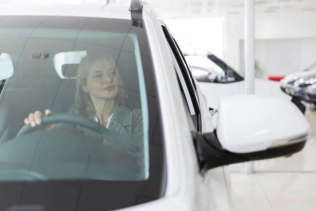 Vorderansicht einer blonden Frau im Auto