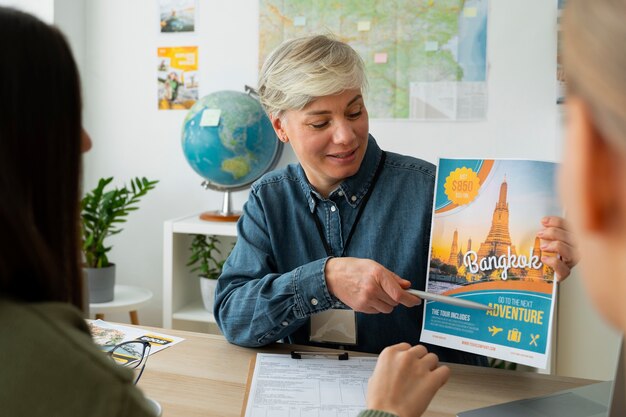 Vorderansicht einer Frau, die als Reisebüro arbeitet