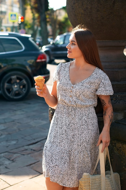 Kostenloses Foto vorderansicht einer frau, die ein wunderschönes sommerkleid trägt