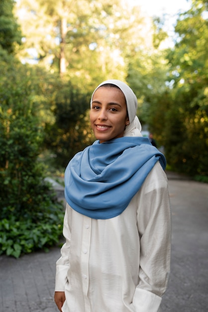 Vorderansicht einer Frau, die Halal im Freien trägt