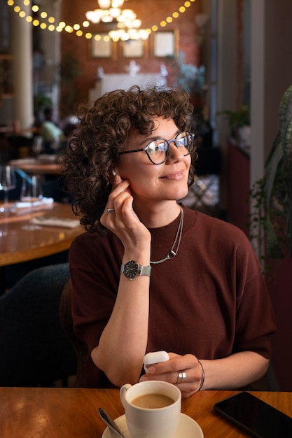 Kostenloses Foto vorderansicht einer frau, die im restaurant zu mittag isst