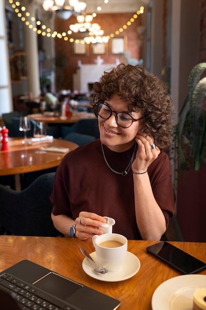 Kostenloses Foto vorderansicht einer frau, die im restaurant zu mittag isst