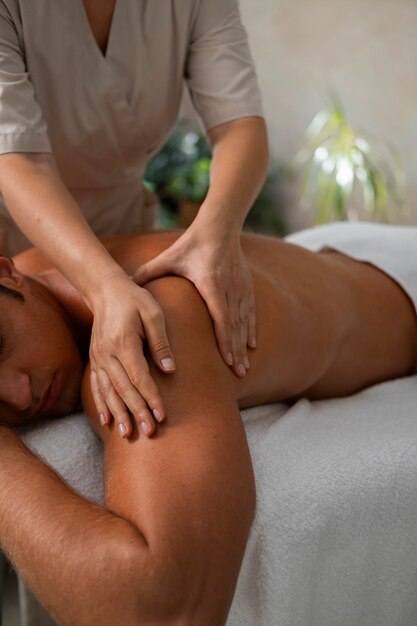 Vorderansicht einer Frau, die in einem Spa arbeitet