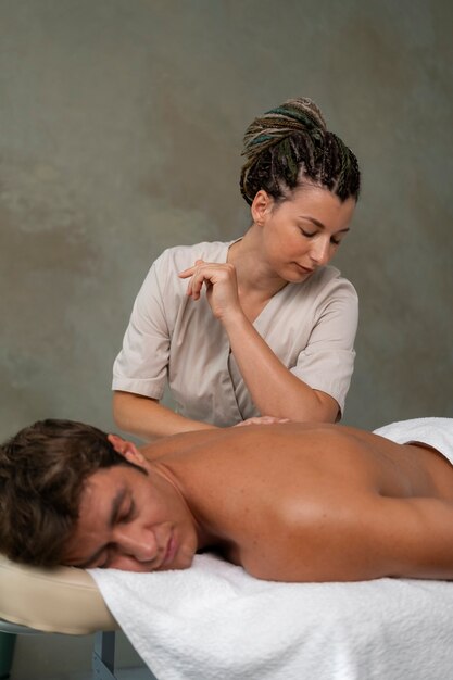 Vorderansicht einer Frau, die in einem Spa arbeitet