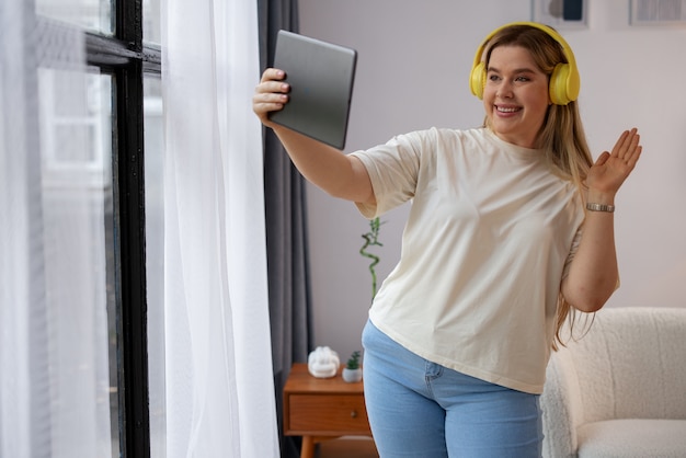 Vorderansicht einer Frau, die Videoanrufe mit einem Tablet tätigt