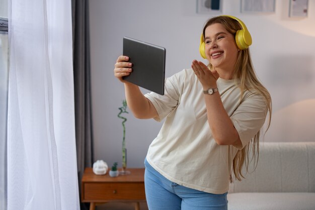 Vorderansicht einer Frau, die Videoanrufe mit einem Tablet tätigt