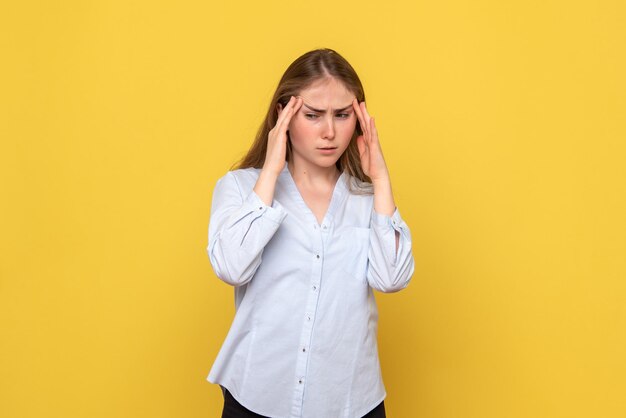 Vorderansicht einer jungen Frau mit Kopfschmerzen