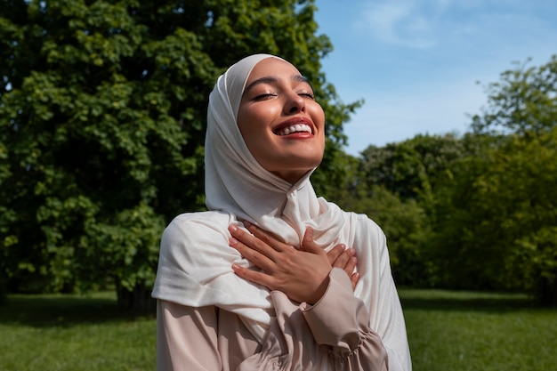 Vorderansicht einer muslimischen Frau, die im Freien posiert