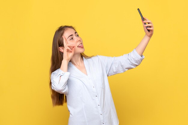 Vorderansicht einer normalen Frau, die ein Selfie macht
