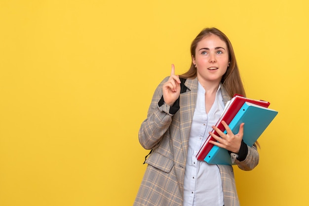 Vorderansicht einer Studentin mit Dateien